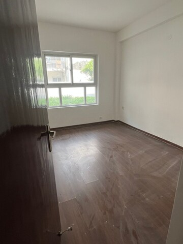 Room in 3 BHK Apartment at BPTP Parkland, Sector 75 – for Rent