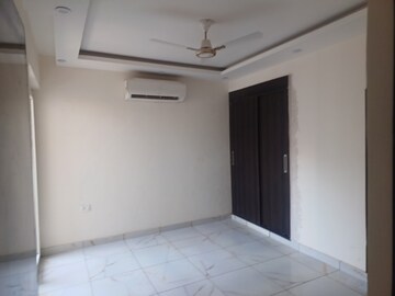 Room in 3 BHK Apartment at Mapsko Paradise, Sector 83 – for Rent