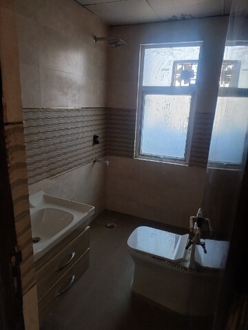 Bathroom in 3 BHK Apartment at Mapsko Paradise, Sector 83 – for Rent
