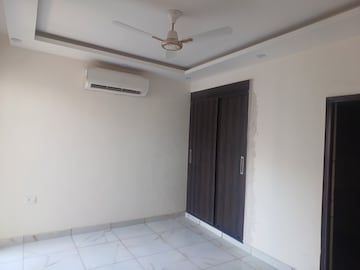 Room in 3 BHK Apartment at Mapsko Paradise, Sector 83 – for Rent