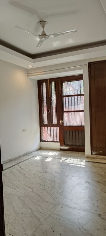 Room in 3 BHK Builder Floor at Unitech South City II, Sector 50 – for Rent