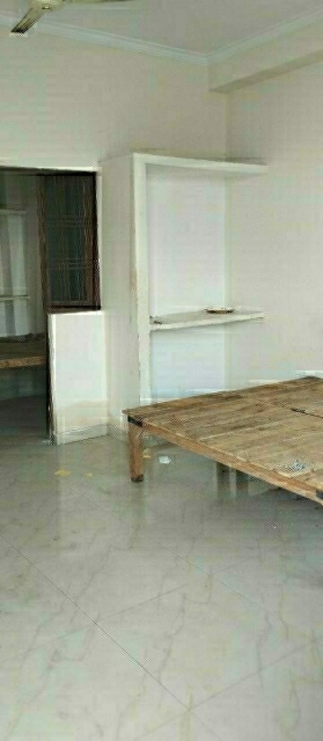 Room in 1 BHK Apartment at Aliganj – for Rent