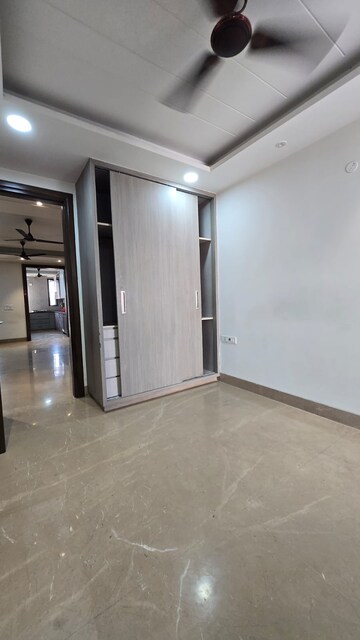 Room in 3 BHK Builder Floor at Paschim Vihar – for Rent