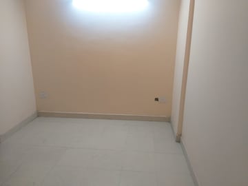 Room in 2 BHK Apartment at OP Floridaa, Sector 82 – for Rent