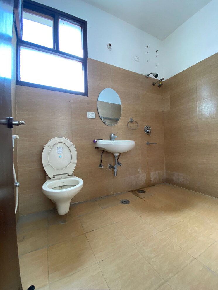 Bathroom, saraswati vihar 3 Bedroom 2000 Sq.Ft. Builder Floor In Saraswati Vihar Delhi 8170194