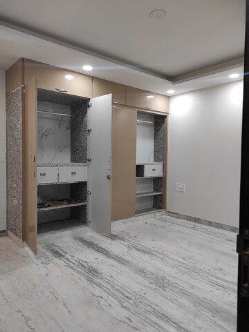Room in 3 BHK Builder Floor at Paschim Vihar – for Rent