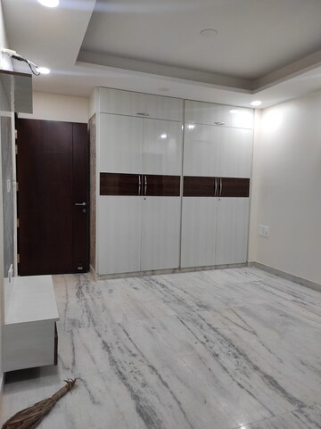 Room in 3 BHK Builder Floor at Paschim Vihar – for Rent