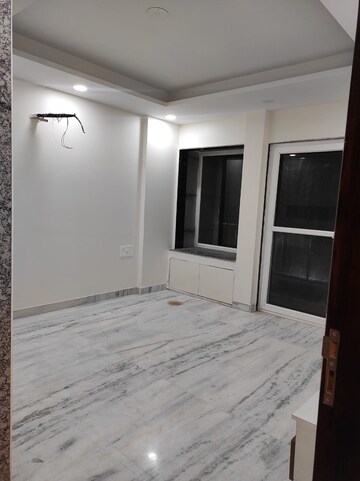 Room in 3 BHK Builder Floor at Paschim Vihar – for Rent
