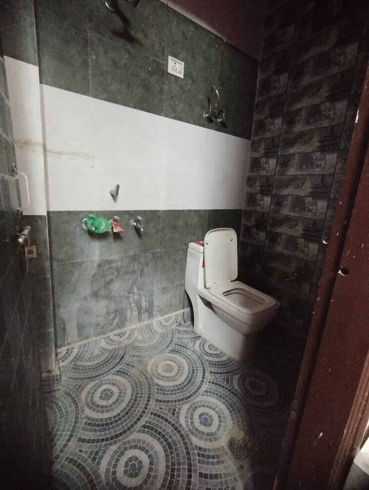 Bathroom, uttam nagar west 1 Bedroom 400 Sq.Ft. Builder Floor In Uttam Nagar West Delhi 8170322