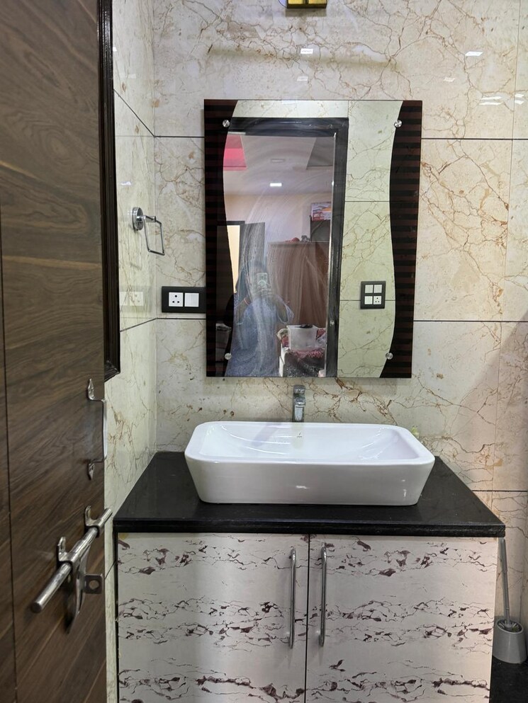 Bathroom, azadpur 4 Bedroom 2500 Sq.Ft. Builder Floor In Azadpur Delhi 8170251