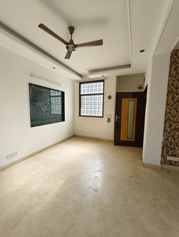 Room in 3 BHK Builder Floor at Sector 55 – for Rent