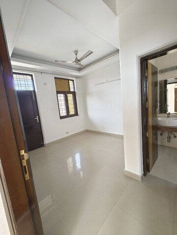 Room in 3 BHK Builder Floor at Sector 55 – for Rent