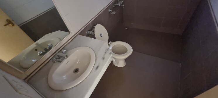 Bathroom, windsor-avenue 4 Bedroom 2000 Sq.Ft. Apartment In Wanowrie Pune 8170437
