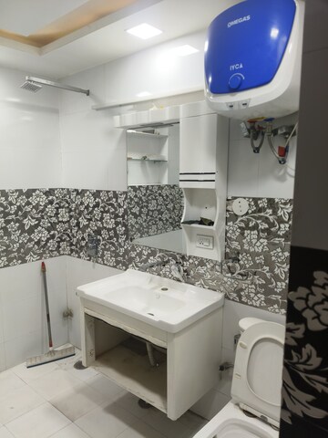 Master Bedroom in 3.5 BHK Apartment at Alaknanda Society, Sector 56 – for Rent