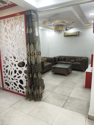 Living Room in 3.5 BHK Apartment at Alaknanda Society, Sector 56 – for Rent