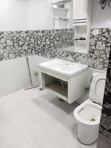 Master Bedroom in 3.5 BHK Apartment at Alaknanda Society, Sector 56 – for Rent