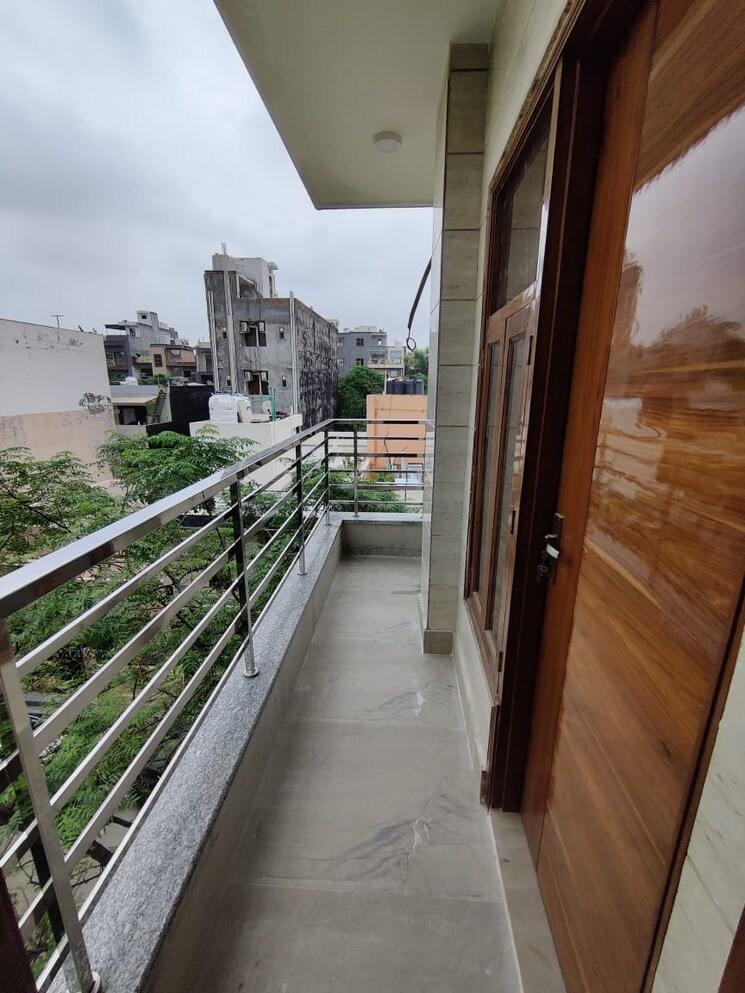 Balcony, rohini sector 24 3 Bedroom 90 Sq.Mt. Builder Floor In Rohini Sector 24 Delhi 8170496