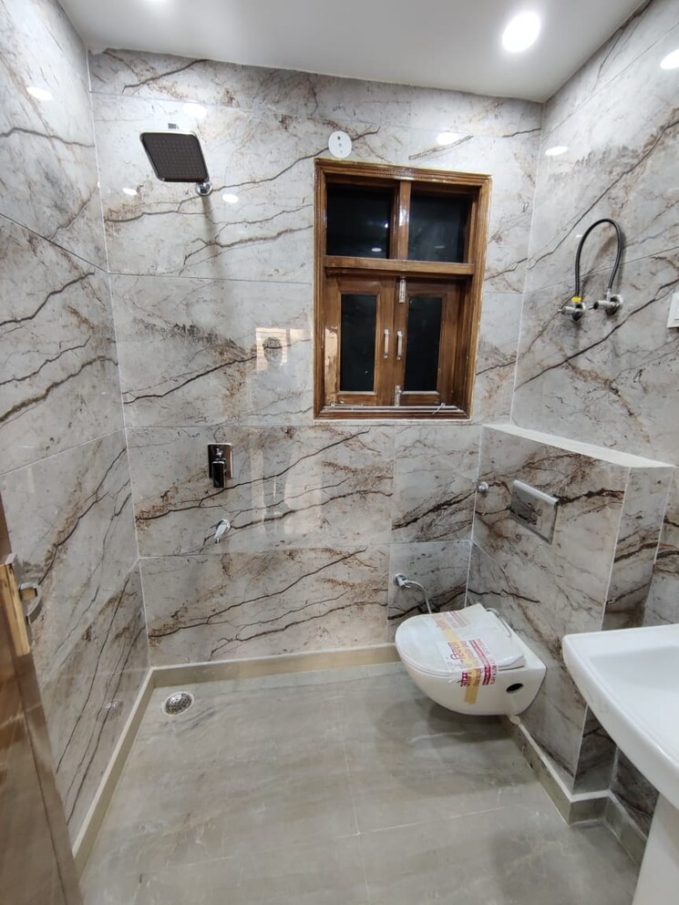 Bathroom, rohini sector 24 3 Bedroom 90 Sq.Mt. Builder Floor In Rohini Sector 24 Delhi 8170496