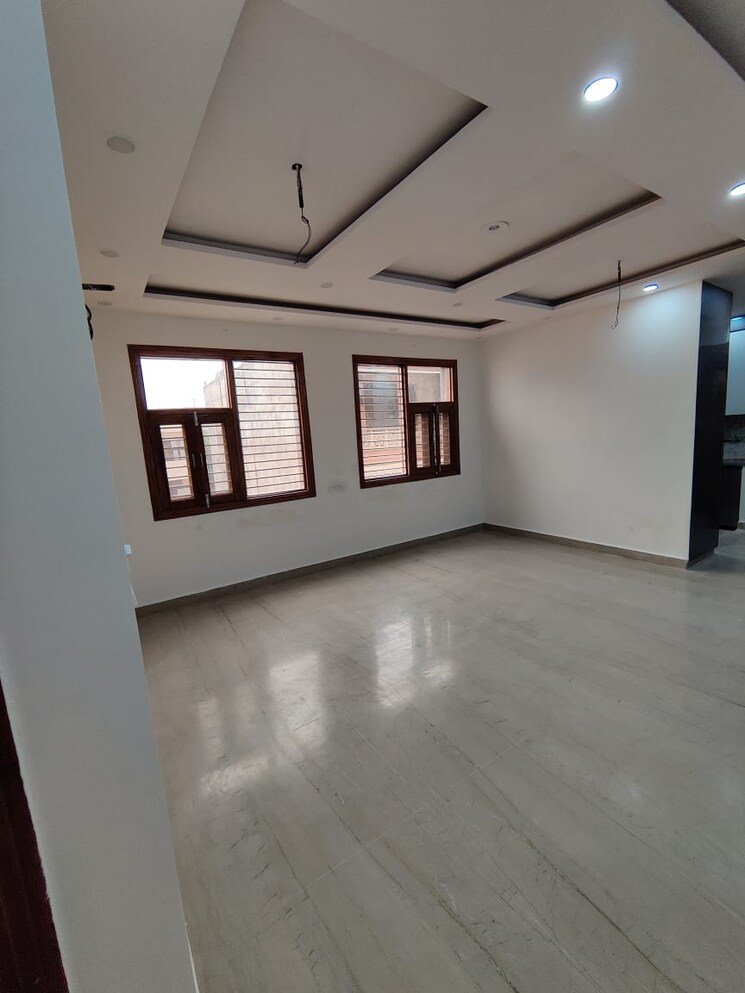 Room, rohini sector 24 3 Bedroom 90 Sq.Mt. Builder Floor In Rohini Sector 24 Delhi 8170496