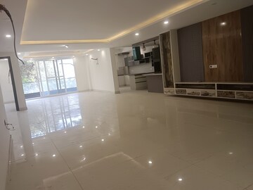 Parking in 4 BHK Builder Floor at Auram Floor, South City 2 – for Rent