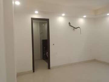 Room in 4 BHK Builder Floor at Auram Floor, South City 2 – for Rent