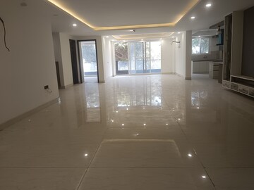 Room in 4 BHK Builder Floor at Auram Floor, South City 2 – for Rent
