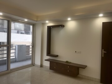 Living Room in 4 BHK Builder Floor at Auram Floor, South City 2 – for Rent