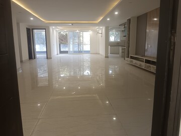 Parking in 4 BHK Builder Floor at Auram Floor, South City 2 – for Rent