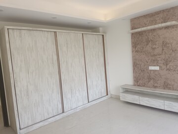 Room in 4 BHK Builder Floor at Auram Floor, South City 2 – for Rent