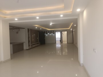 Building Lobby in 4 BHK Builder Floor at Auram Floor, South City 2 – for Rent