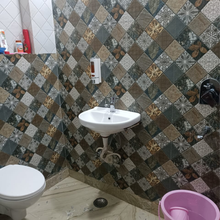 Bathroom, shalimar bagh 3 Bedroom 40 Sq.Yd. Independent House In Shalimar Bagh Delhi 8170542