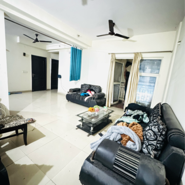 Living Room in 2.5 BHK Apartment at Supertech Cape Town, Sector 74 – for Rent