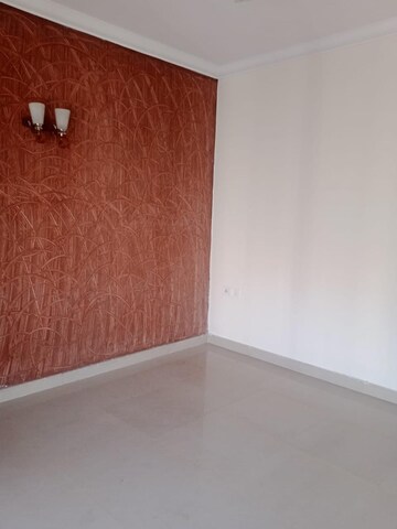 Room in 3 BHK Apartment at Aims Golf City, Sector 75 – for Sale