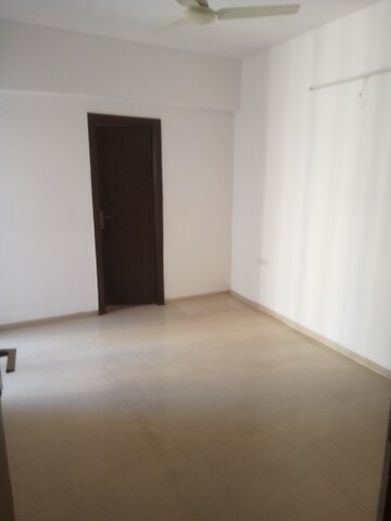 Room in 2.5 BHK Apartment at Nirala World Estate I, Tech Zone 4 Greater Noida – for Rent
