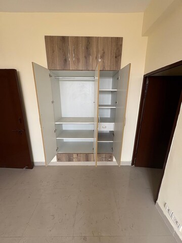 Room in 4 BHK Apartment at Vip Road – for Rent