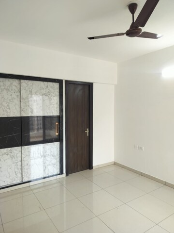 Room in 3 BHK Apartment at Nirala Estate II, Tech Zone 4 Greater Noida – for Rent
