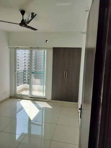 Room in 3 BHK Apartment at Nirala Estate II, Tech Zone 4 Greater Noida – for Rent