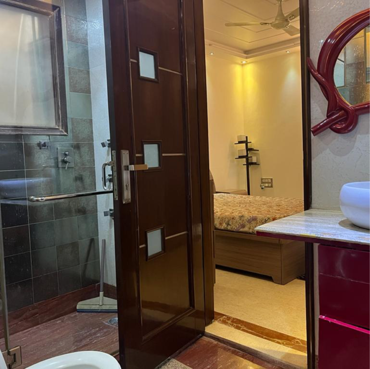 Bathroom, shalimar bagh 6 Bedroom 100 Sq.Yd. Independent House In Shalimar Bagh Delhi 8170631
