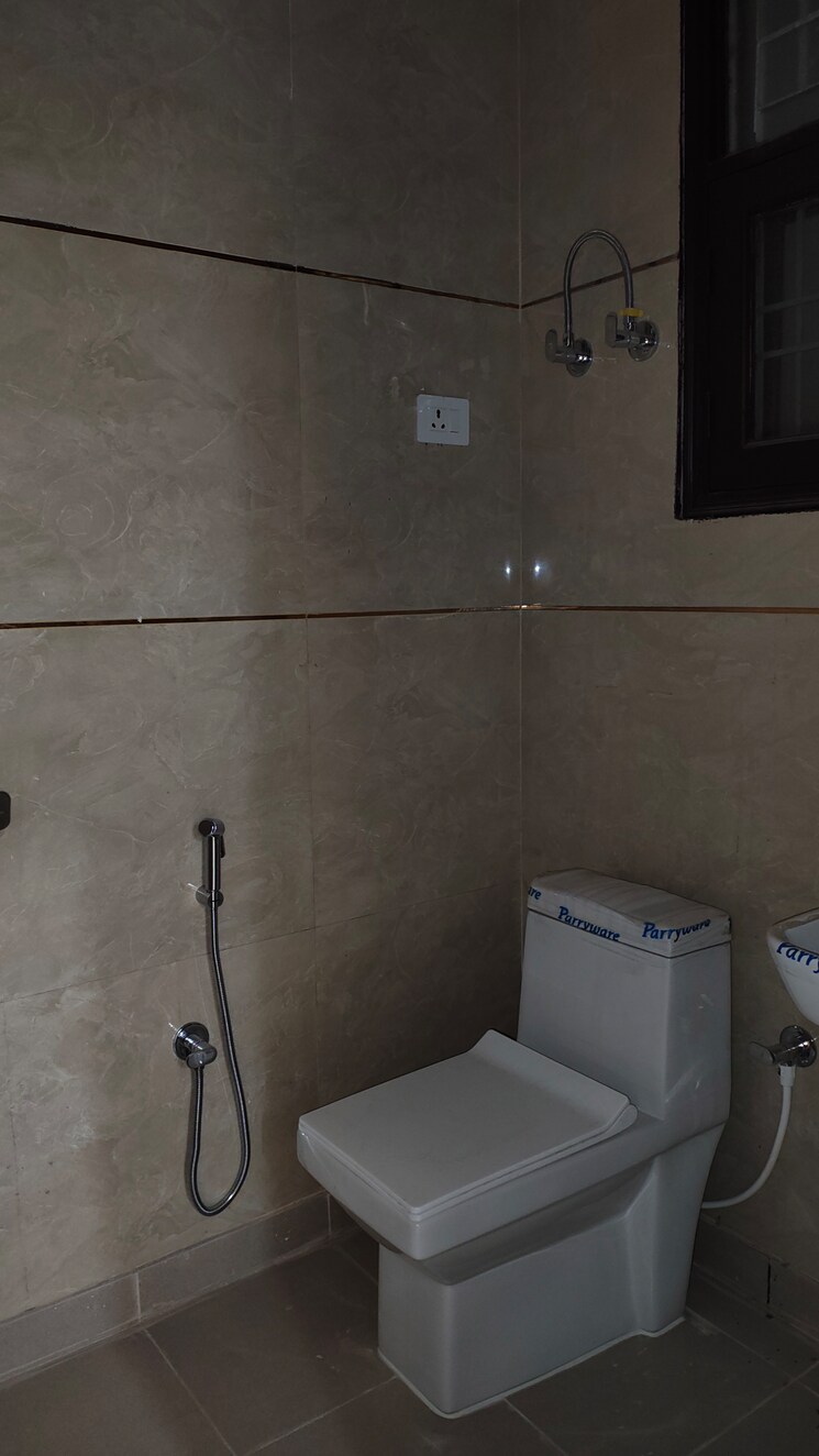 Bathroom, pratap vihar 3 Bedroom 1000 Sq.Ft. Builder Floor In Pratap Vihar Ghaziabad 8170729