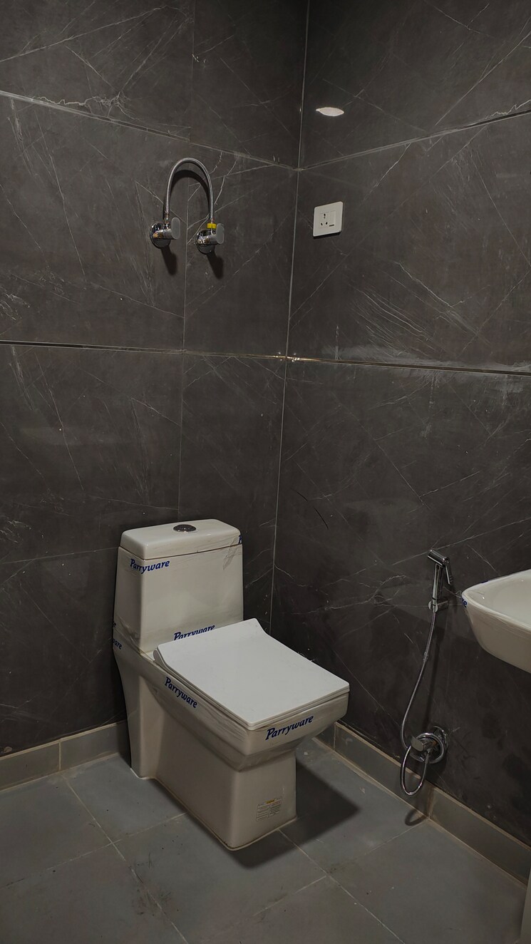 Bathroom, pratap vihar 3 Bedroom 1000 Sq.Ft. Builder Floor In Pratap Vihar Ghaziabad 8170729