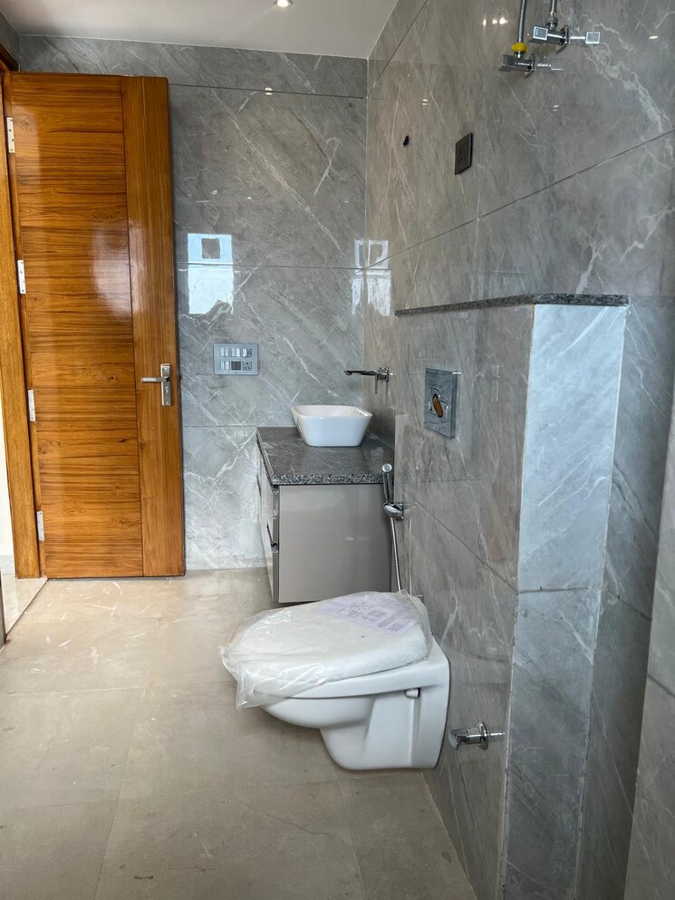 Bathroom, sector 46 3 Bedroom 2230 Sq.Ft. Builder Floor In Sector 46 Faridabad 8170709