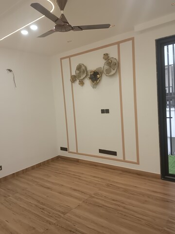 Room in 4 BHK Builder Floor at Infinite Luxury, South City 2 – for Rent