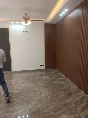 Room in 4 BHK Builder Floor at Infinite Luxury, South City 2 – for Rent