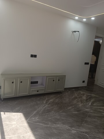 Room in 4 BHK Builder Floor at Infinite Luxury, South City 2 – for Rent