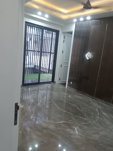 Room in 4 BHK Builder Floor at Infinite Luxury, South City 2 – for Rent