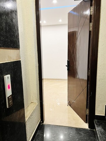 Building Lobby in 3.5 BHK Builder Floor at Sushant Lok 1, Sector 43 – for Rent