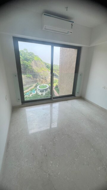 Room in 4 BHK Apartment at Kanakia Silicon Valley, Powai – for Rent