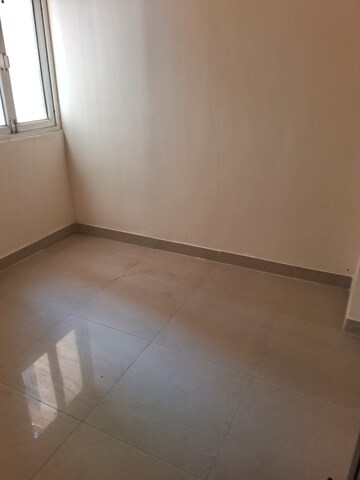 Room in 2.5 BHK Apartment at Aims Golf City, Sector 75 – for Rent