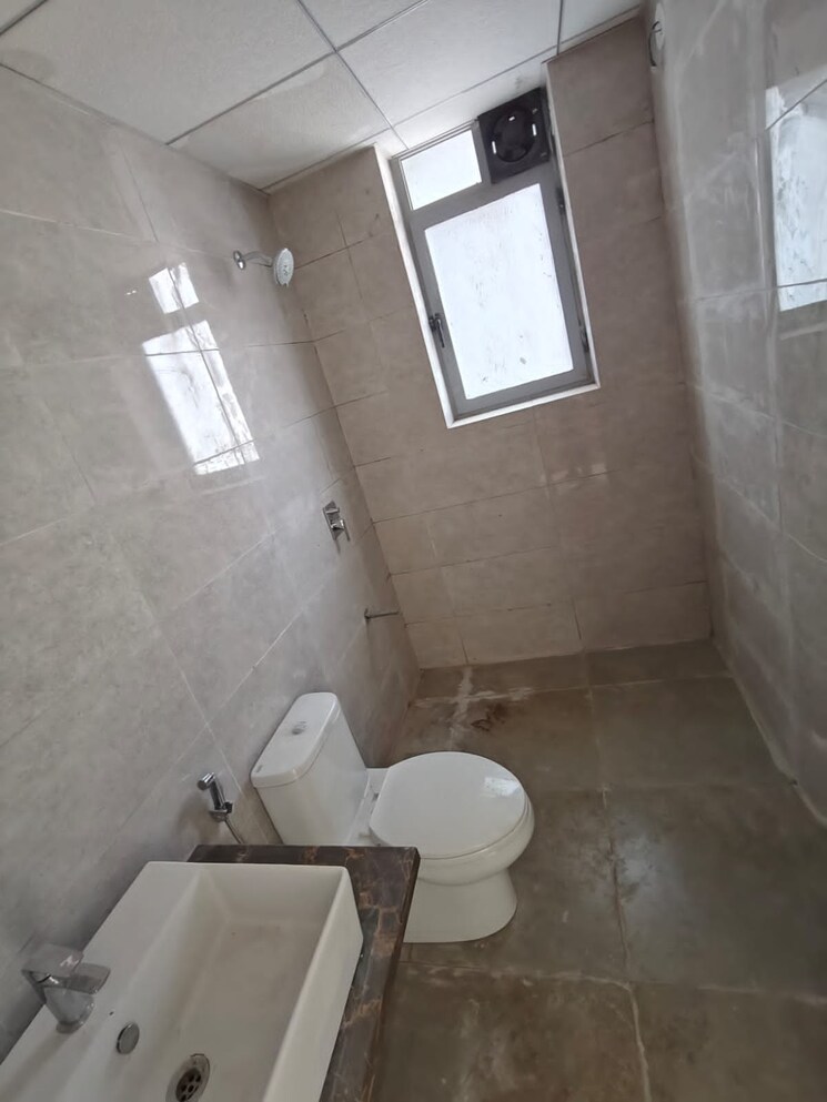 Bathroom, kalpataru-vienta-tower-b 3 Bedroom 1018 Sq.Ft. Apartment In Kandivali East Mumbai 8171024