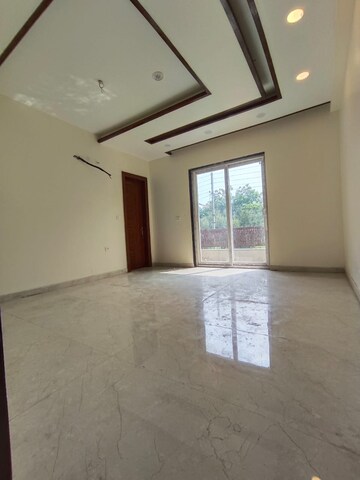 Room in 3 BHK Builder Floor at BPTP Parkland Pride, Sector 77 – for Sale